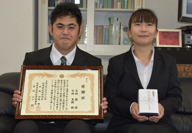 感謝状を贈られた宮地さん夫妻=佐賀市で、山口響撮影