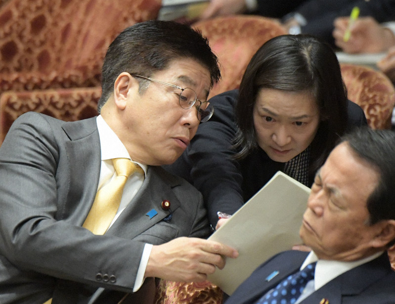 衆院予算委員会で新型コロナウイルスによる肺炎の感染拡大への対応などについて答弁のため事務方と話す加藤勝信厚生労働相(左)=国会内で2020年2月27日、川田雅浩撮影