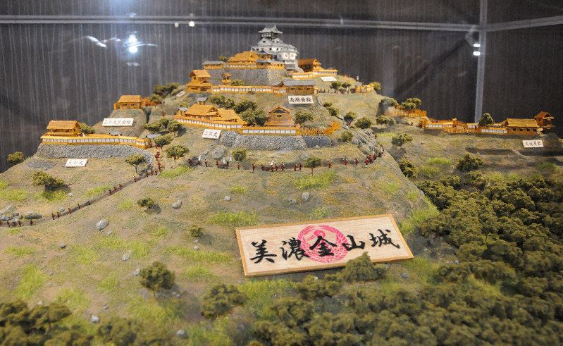 パロマから可児市へ寄贈された「美濃金山城跡ジオラマ」=岐阜県可児市の市戦国山城ミュージアムで
