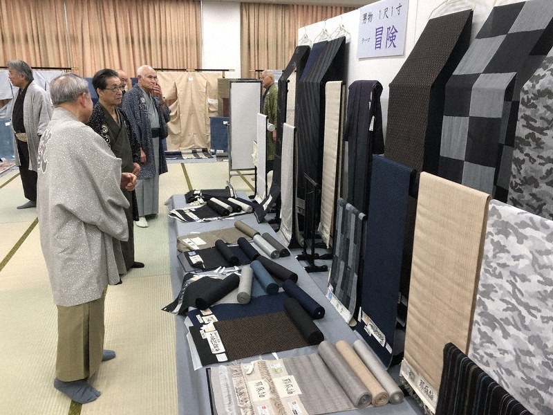 小千谷織物同業協同組合の新作発表会。織物作家たちは伝統のうえに「冒険」を重ねる=東京・日本橋で2019年12月13日、若狭毅撮影