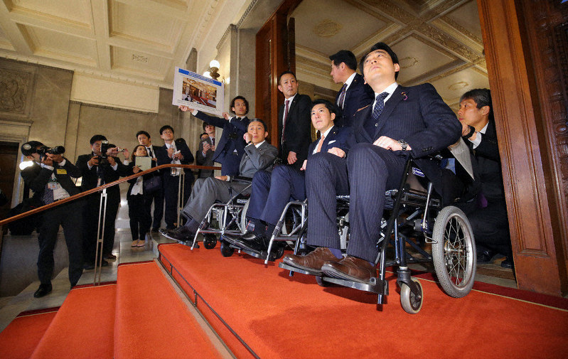 車いすに乗って参院の正面玄関を視察する参院バリアフリー化推進PTの議員ら=2020年2月27日、長谷川直亮撮影