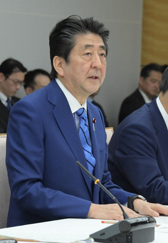 新型コロナウイルス感染症対策本部会議で3月2日から春休みまで全国の小学校、中学校、高校、特別支援学校に休校を要請することを表明した安倍晋三首相=首相官邸で2020年2月27日午後6時29分、川田雅浩撮影