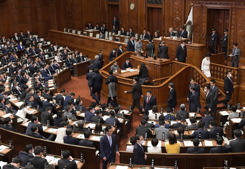 衆院本会議で2020年度予算案の採決があり、記名投票する議員たち=国会内で2020年2月28日午後5時24分、川田雅浩撮影