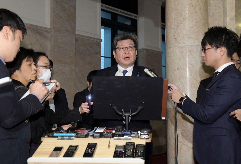 閣議後に記者会見する萩生田光一文部科学相(中央)=国会内で2020年2月28日午前8時50分、川田雅浩撮影
