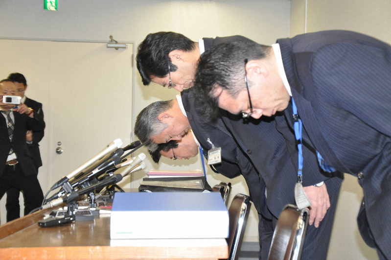 懲戒処分を発表し、謝罪する神戸市教育委員会の幹部ら=神戸市役所で2020年2月28日午後5時32分、春増翔太撮影
