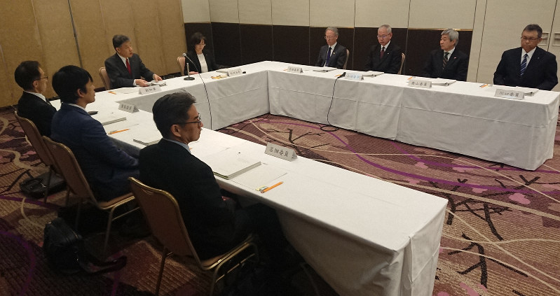 京都アニメーションの放火殺人事件の義援金配分について審議する配分委員会の委員ら=京都市上京区内で2020年2月28日午前11時7分、大川泰弘撮影