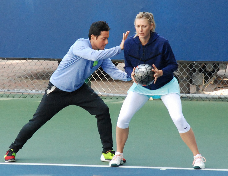 シャラポワ選手(右)のトレーニングをする専属トレーナーの中村豊さん=米ロサンゼルスで、長野宏美撮影