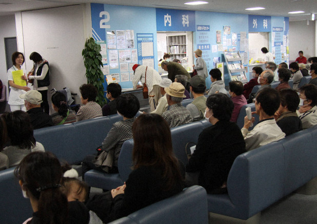 「新型インフルエンザ」が流行していた当時の混雑する病院の外来待合室=2009年11月