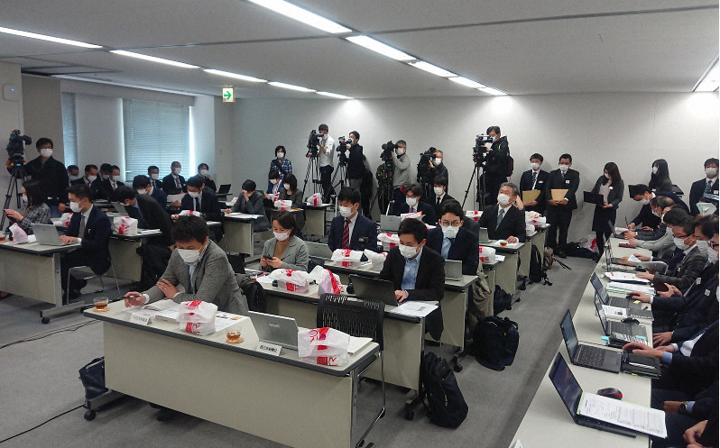 記者やカメラマンも全員マスク姿で参加したJR九州の記者会見の会場=福岡市で2020年2月27日午後1時半、浅川大樹撮影