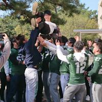 西南学院大に合格し、胴上げされる受験生=福岡市早良区の同大学キャンパスで2月21日