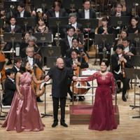 N響1月定期でマーラーの「復活」を指揮したクリストフ・エッシェンバッハとソロを務めたマリソル・モンタルヴォ(左)、藤村実穂子=1月11日NHKホール 写真提供:NHK交響楽団