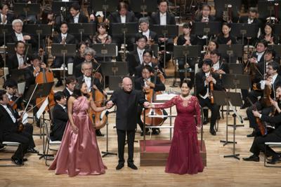N響1月定期でマーラーの「復活」を指揮したクリストフ・エッシェンバッハとソロを務めたマリソル・モンタルヴォ（左）、藤村実穂子＝1月11日NHKホール　写真提供：NHK交響楽団