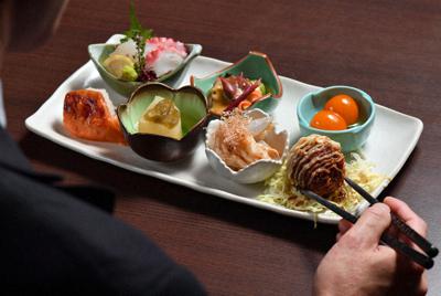 居酒屋「きんぼし」の人気メニュー「おひとり様プレート」は多種多様な料理が盛り付けられている＝東京都千代田区で２０２０年２月２５日、北山夏帆撮影