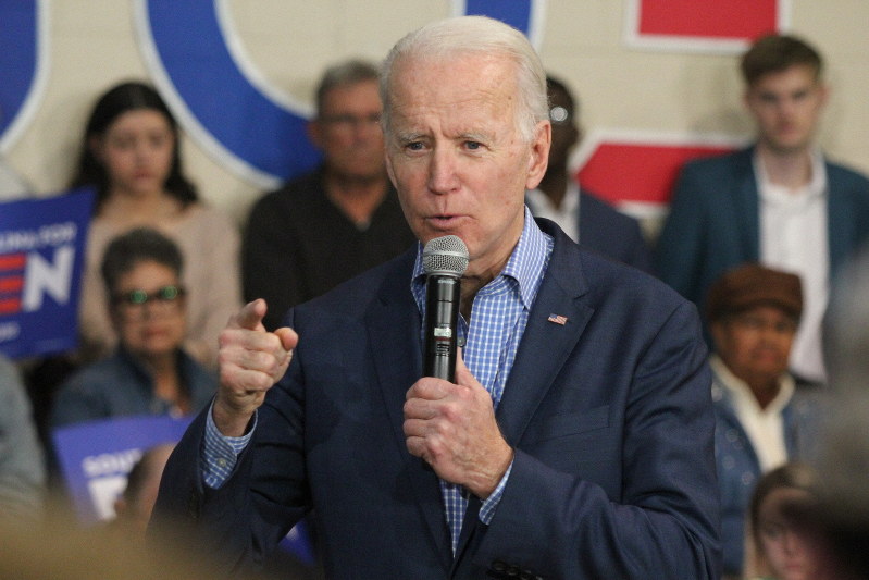 支持者を前に演説するジョー・バイデン前副大統領=米南部サウスカロライナ州コンウェイで2020年2月27日、古本陽荘撮影