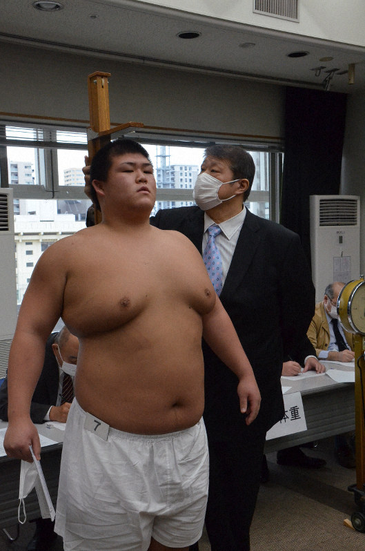 親方衆や報道陣もマスク姿で新弟子検査 大鵬の孫の納谷幸林らパス 毎日新聞