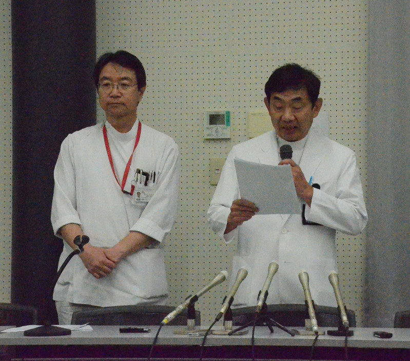 入院患者の新型コロナウイルス感染について説明する南生協病院の長江浩幸院長(右)と水野裕元副院長=名古屋市緑区の南生協病院で2020年2月29日午後11時39分、駒木智一撮影