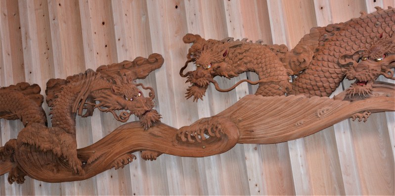 まるで竜宮城 駅に天女、木彫りの竜 「隠しキャラ」も 片瀬江ノ島駅の