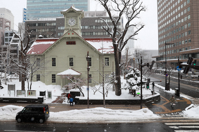 1日から臨時休館となり、閑散とする札幌市時計台=札幌市中央区で2020年3月1日、貝塚太一撮影