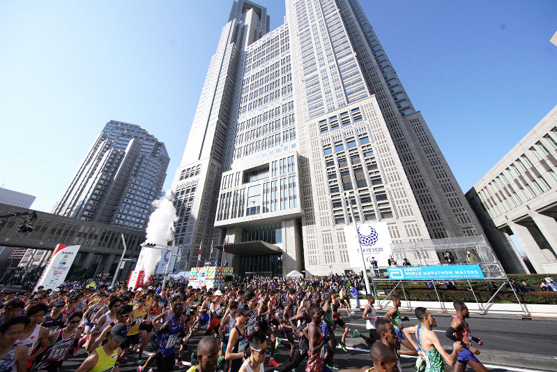 一斉にスタートする選手たち=東京都新宿区で2020年3月1日、宮間俊樹撮影