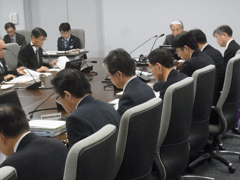 一斉休校の影響や対応を協議した県の対策本部会議=宇都宮市塙田1の県庁で
