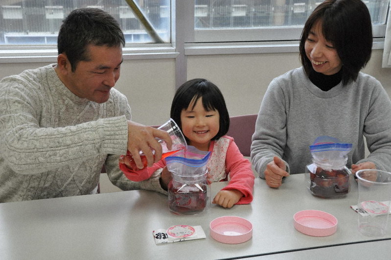 南高梅を使った梅干し作りを楽しむ家族連れ=和歌山県みなべ町の紀州梅干館で、村瀬優子撮影
