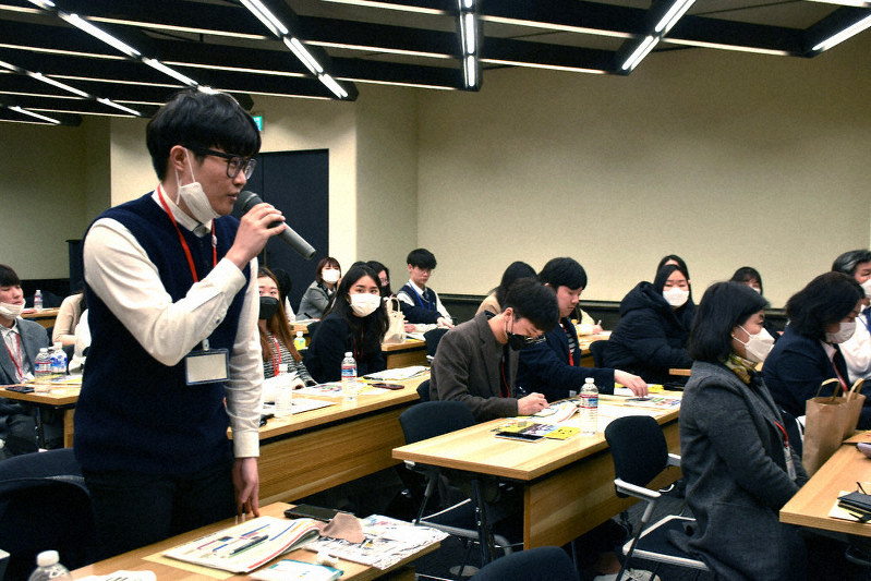 防災の取り組みを質問する参加者(左)=高知市の県立高知城歴史博物館で、松原由佳撮影