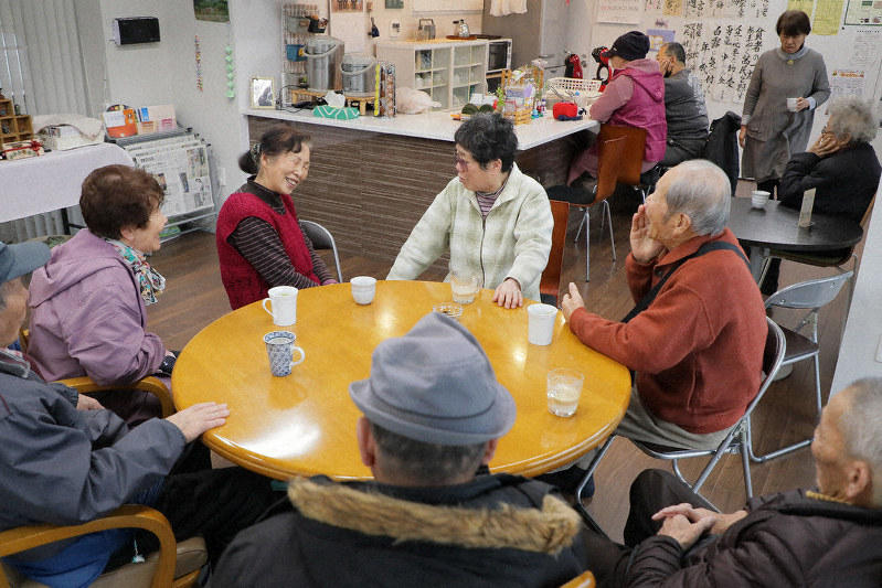 「ふれあいカフェ」で談笑する住民たち=宮城県女川町で2020年2月22日、和田大典撮影