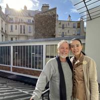 リトグラフ工房「Idem Paris(イデム・パリ)」にて、オーナーのパトリス・フォレストさんと=河瀬直美さん提供