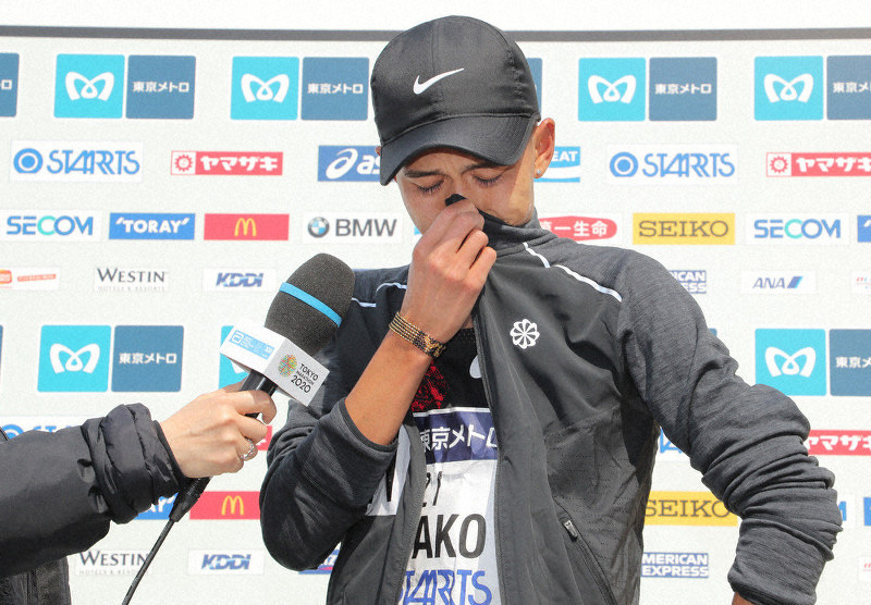 レース直後のインタビューで涙を流す大迫傑選手=東京都千代田区で2020年3月1日(代表撮影)