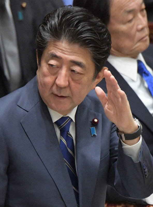 参院予算委員会の冒頭、発言を求めて挙手する安倍晋三首相=国会内で2020年3月2日午前9時、川田雅浩撮影