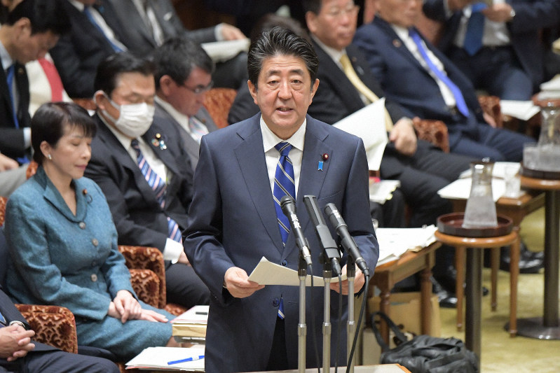 参院予算委員会で新型コロナウイルス対策について説明する安倍晋三首相=国会内で2020年3月2日午前9時、川田雅浩撮影