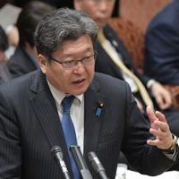 参院予算委員会で新型コロナウイルス対策で全国一斉休校を要請したことについて答弁する萩生田光一文部科学相＝国会内で2020年3月2日午前11時49分、川田雅浩撮影