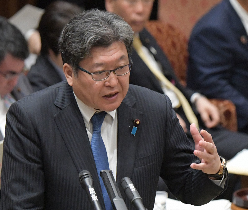 参院予算委員会で新型コロナウイルス対策で全国一斉休校を要請したことについて答弁する萩生田光一文部科学相=国会内で2020年3月2日午前11時49分、川田雅浩撮影