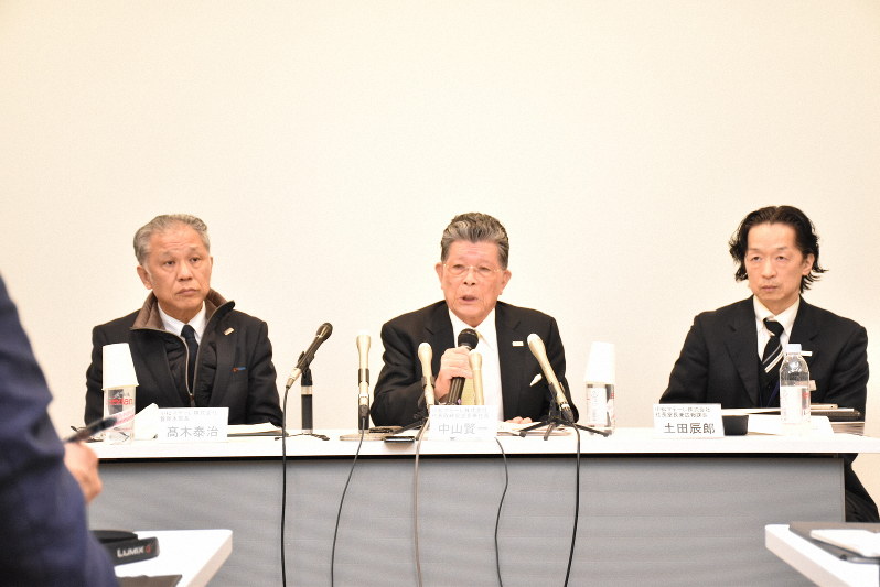 2週間の事業停止を発表した小松マテーレの中山賢一会長兼社長(中央)ら=金沢市の金沢商工会議所で2020年3月2日午後3時1分、井手千夏撮影