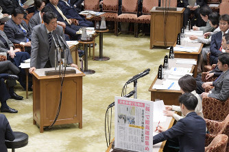 参院予算委で「桜を見る会」について共産・田村智子氏(右列手前から2人目)の質問に答える安倍晋三首相(左)。国会も圧倒的に男性が多い=国会内で2020年1月30日、川田雅浩撮影