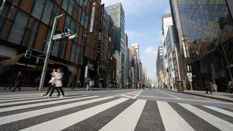 いつもに比べ人通りの少ない銀座の歩行者天国=東京都中央区で2020年2月29日、喜屋武真之介撮影