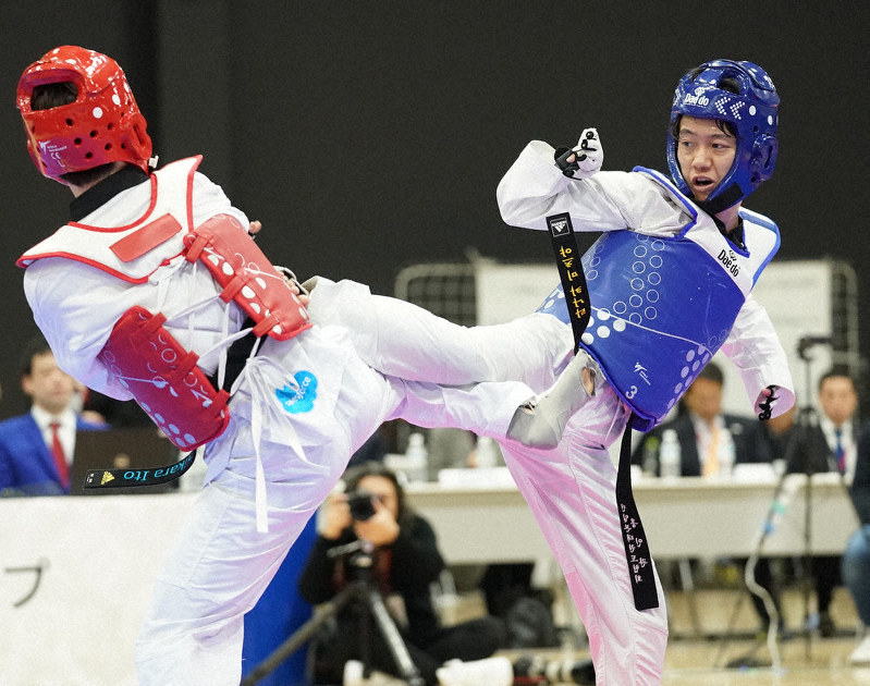 男子61キロ級の東京パラリンピック代表に内定した田中光哉(右)=東京都品川区の日本財団パラアリーナで2020年1月26日、佐々木順一撮影