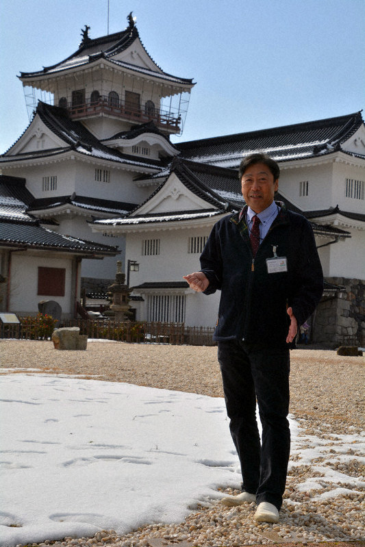 地元を代表して聖火を運ぶ意義を語る布村武信さん=富山市の富山城址公園で、森野俊撮影
