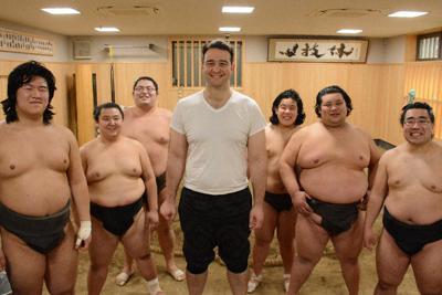 鳴戸親方（中央）と弟子たち。元林改め欧勝竜（右から２人目）ら、今後が楽しみな若手がそろう＝東京都墨田区で２０２０年２月