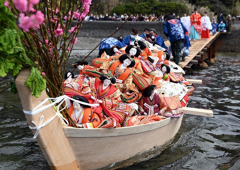 和歌山で桃の節句のひな流し [写真特集7/6] | 毎日新聞