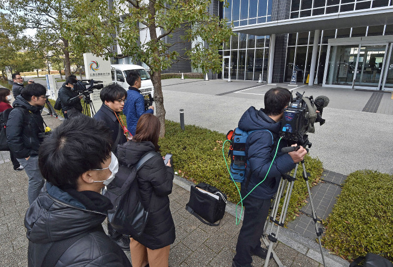 広島地検が入る広島法務総合庁舎前に集まった報道関係者=広島市中区で2020年3月3日午前10時25分、平川義之撮影
