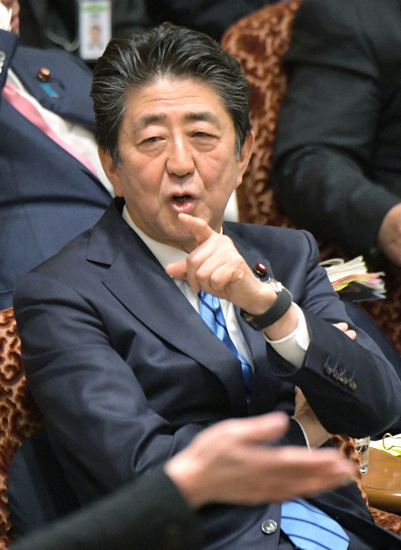 新型コロナウイルス対策として臨時休校の要請などを説明した先月29日の自身の記者会見についての答弁で質疑が止まり、参院予算委員会の金子原二郎委員長に抗議する野党議員に発言する安倍晋三首相=国会内で2020年3月3日、川田雅浩撮影