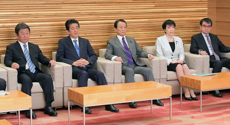 閣議に臨む(左から)茂木敏充外相、安倍晋三首相、麻生太郎副総理兼財務相、高市早苗総務相、河野太郎防衛相=首相官邸で2020年3月3日午前8時23分、川田雅浩撮影