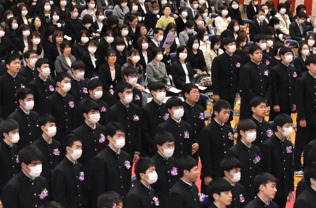 後列からマスク姿の保護者に見守られながら校歌を斉唱する卒業生=群馬県高崎市東貝沢町の県立高崎商業高校で2020年3月2日、鈴木敦子撮影