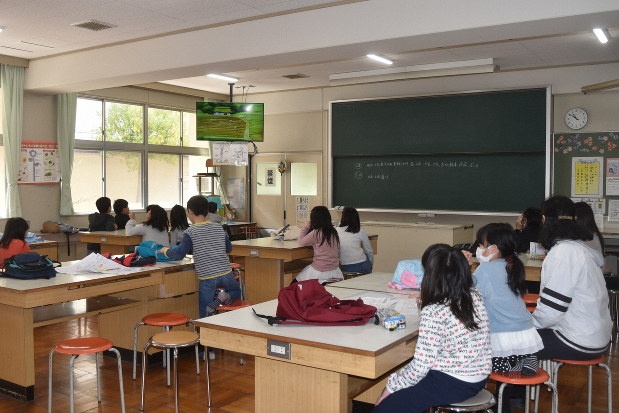 奈良県天理市立朝和小の学童保育所では、一部の児童が小学校の教室も利用して過ごした=同小で2020年3月2日午前、廣瀬晃子撮影