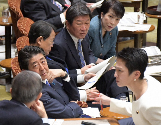 参院予算委員会で新型コロナウイルスによる肺炎の感染拡大への対応策や検査体制などについて加藤勝信厚生労働相の答弁で質疑が止まり、立憲民主党の蓮舫副代表兼参院幹事長(手前右)らの協議を待つ安倍晋三首相(手前から2人目)と閣僚たち=国会内で2020年3月2日午前、川田雅浩撮影