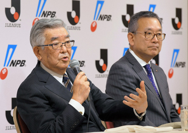 記者会見で「新型コロナウイルス対策連絡会議」設立を発表する日本野球機構(NPB)の斉藤惇コミッショナー(左)とJリーグの村井満チェアマン=東京都内のホテルで2020年3月2日午後、手塚耕一郎撮影