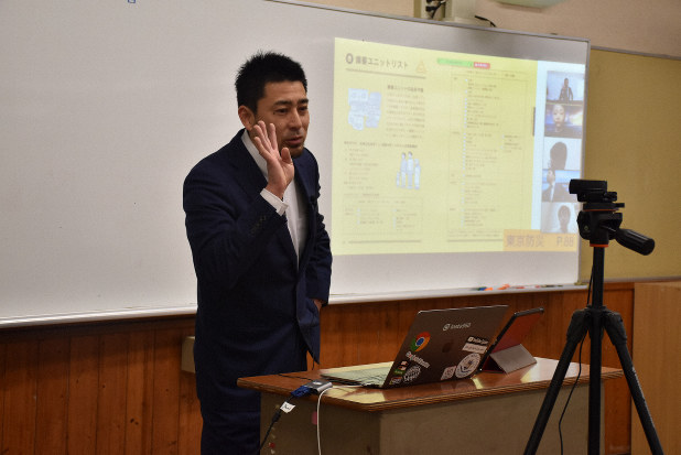 カメラの前で授業をする矢野充博教諭=和歌山市吹上1の和歌山大教育学部付属中学校で2020年3月3日午前、後藤奈緒撮影