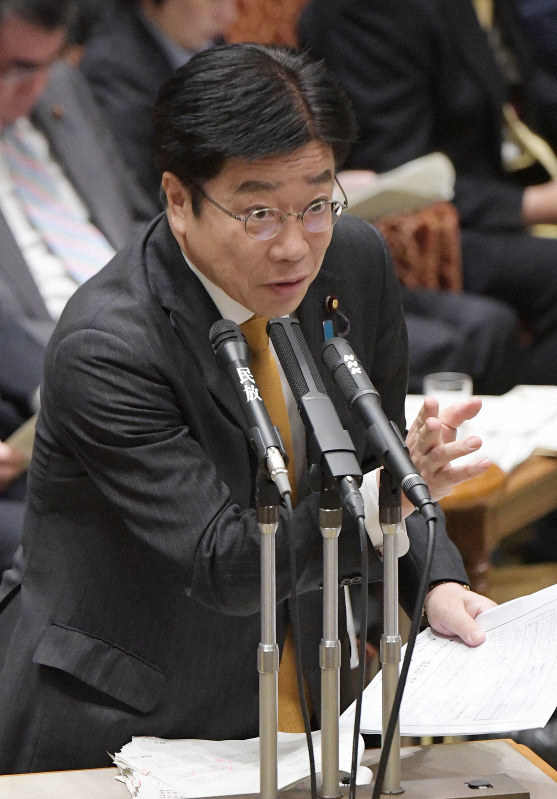 参院予算委員会で新型コロナウイルスによる肺炎の感染拡大への対応策や検査体制などについて答弁する加藤勝信厚生労働相=国会内で2020年3月2日、川田雅浩撮影