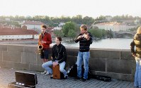 プラハのカレル橋の上で演奏する若者3人組（写真は筆者撮影）